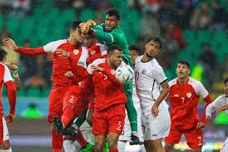 شاهد : توتر في ملعب أبها.. شجار بين مدرب منتخب عُمان والحكم القطري بعد هزيمة فريقه أمام اليمن ( فيديو)