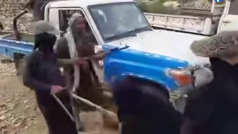 شاهد بالفيديو.. هكذا تصدت نساء بني صريم لمليشيات الحوثي بالحجارة والعصي