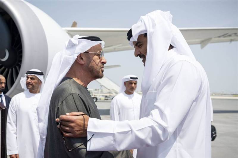 محمد بن زايد يصل الدوحة في زيارة أخوية ولقاء حافل بالترحيب الرسمي