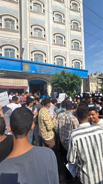 بعد اغلاق مقرها الرئيس في عدن..احتجاجات طلابية في تعز تطالب جامعة العلوم والتكنولوجيا بتخفيض الرسوم الدراسية