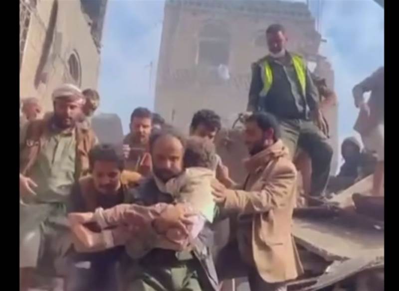 بعد 15 ساعة تحت الركام.. إنقاذ طفل حي عقب القصف الإسرائيلي على صنعاء (فيديو)