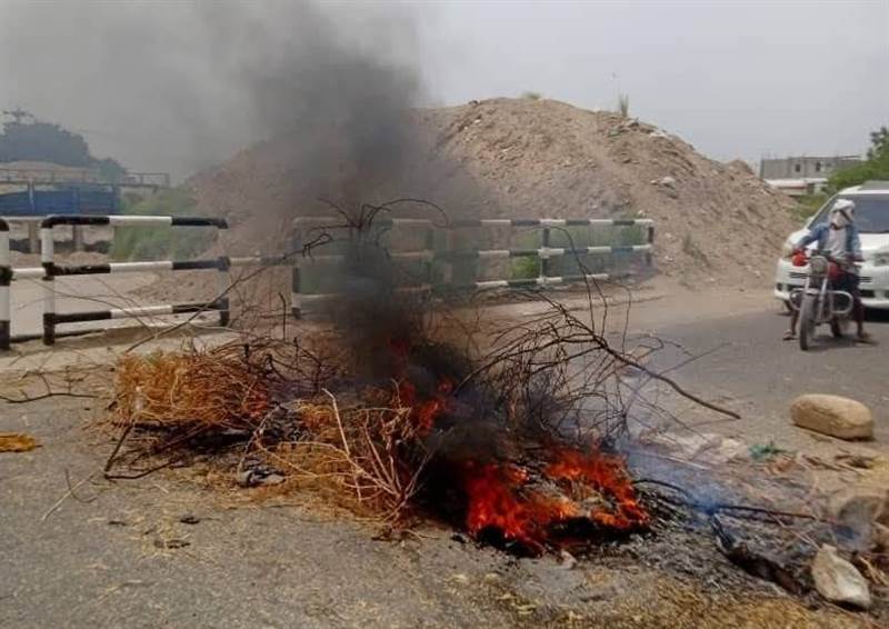 أبين: مواطنون يغلقون الخط الرئيسي بجعار