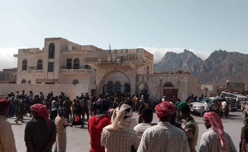 توتر أمني في محافظة سقطرى بعد اقتحام جنود مبنى المحافظة
