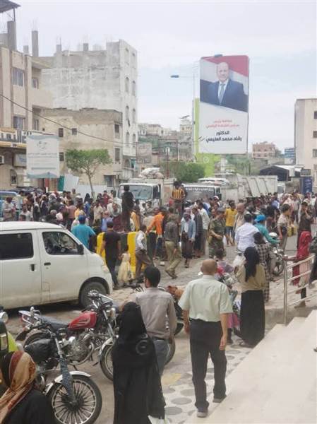 غضب في تعز.. عمال النظافة يغلقون شارع جمال احتجاجاً على اغتيال مديرتهم