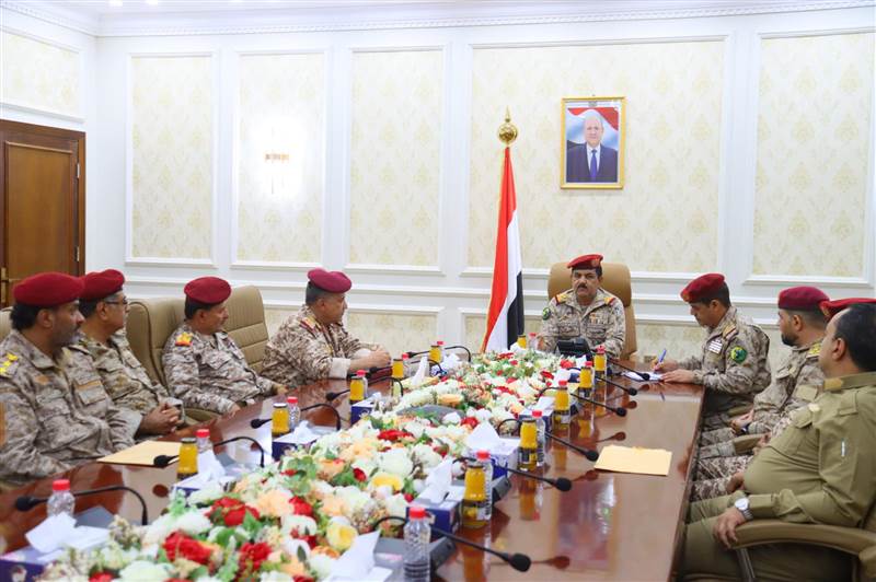 اجتماع لوزير الدفاع مع قيادة محور تعز لمناقشة الأوضاع الميدانية