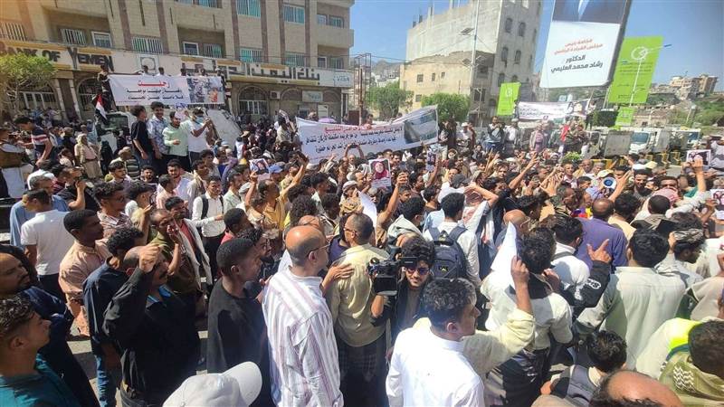 مسيرات حاشدة في تعز تطالب بـ"القبض على قتلة" افتـهان المشهري ونزع السلاح من المدينة