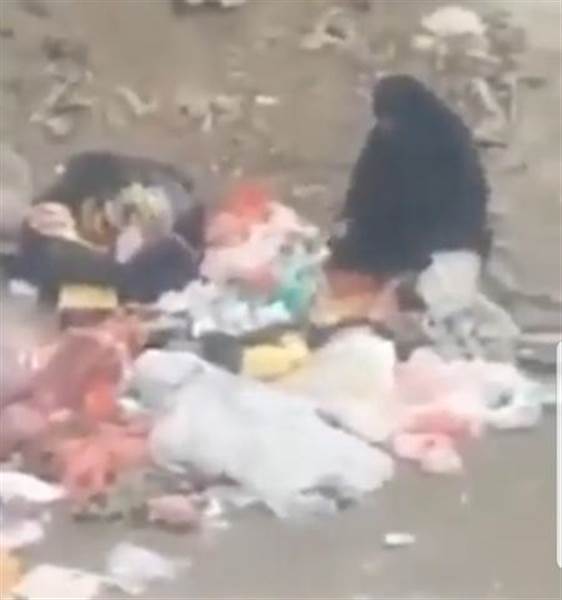 شاهد : امرأة تأكل من القمامة.. صورة صادمة ومؤلمة  تجسد مأساة صنعاء تحت حكم الحوثيين