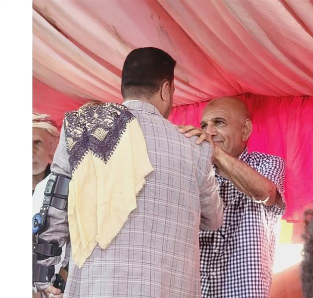 قائد عسكري يزور مخيم والد الشهيدة افتهان المشهري بتعز