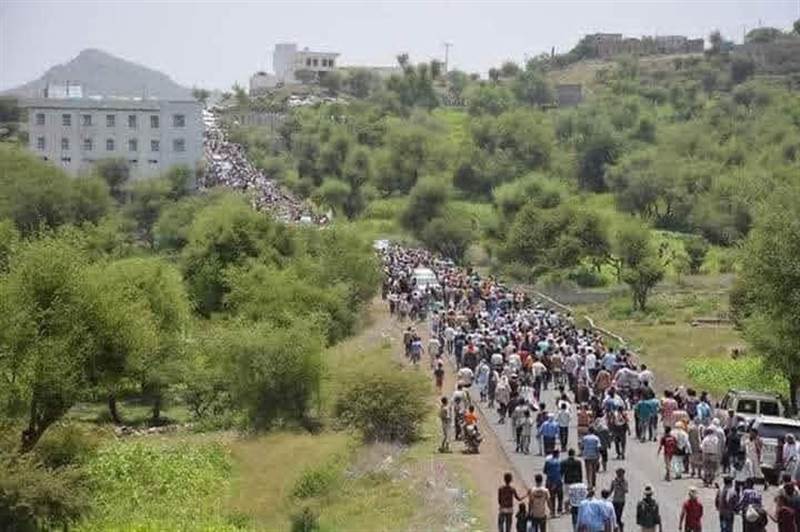 يتقدمهم والدة الشهيدة..بالصور مسيرة تاريخية في تعز.. الحجرية تنتفض غضبًا لدماء الشهيدة "أفتهان المشهري"