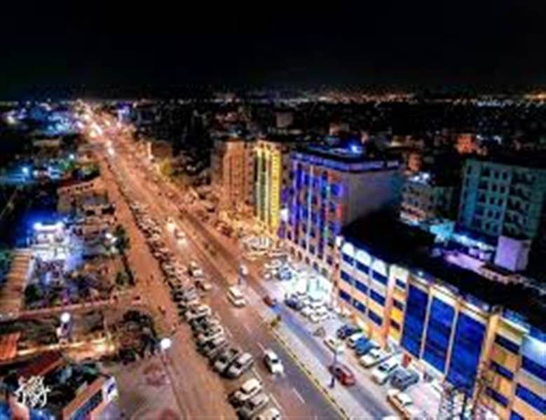 في مشهد نادر بعدن.. سائق يلتزم بإشارة حمراء فجراً ويثير جدلاً واسعاً ( صورة )