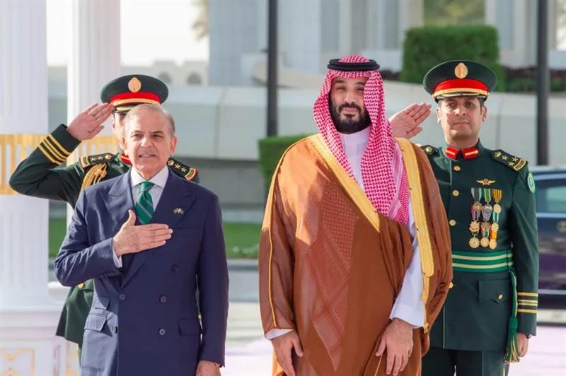 باحث اسرائيلي : اتفاقية الدفاع السعودي-الباكستاني.. رسائل سياسية موجهة لإسرائيل وسط غموض إستراتيجي