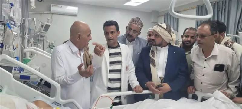 "رغم الألم على فقدان  ابنته "المشهري يزور مستشفى الثورة بتعز للاطمئنان على الشاب حسين الصوفي المصاب في حادثة اغتيال ابنته