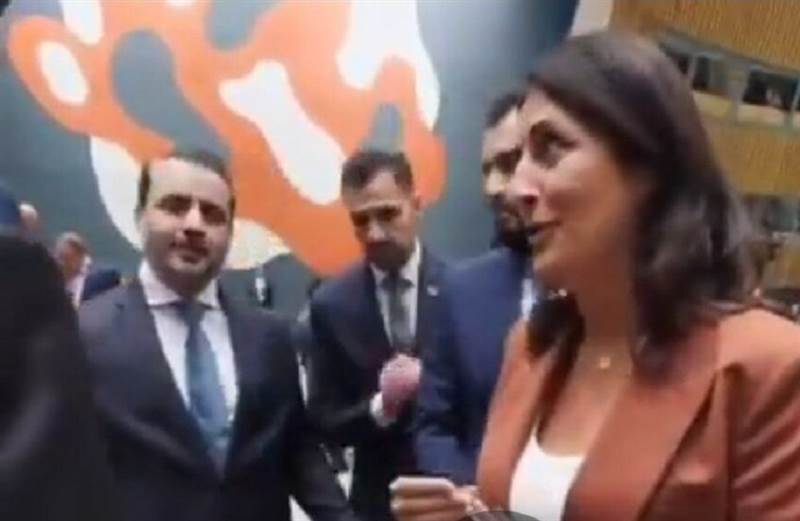 غمزة وزير الخارجية السوري تثير الجدل في لقاء ثلاثي بالأمم المتحدة