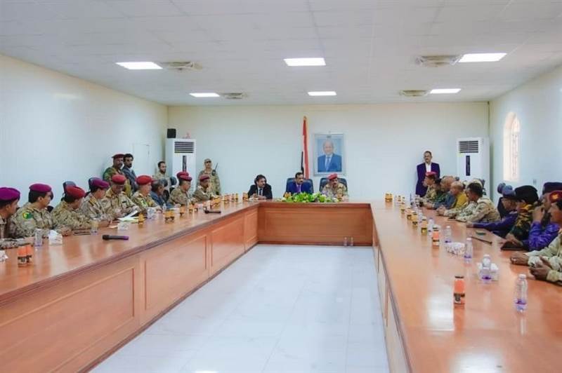 وزير الدفاع ومحافظ شبوة يترأسان اجتماع اللجنة الأمنية