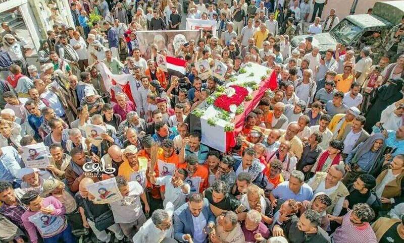 تعز تودّع افتهان المشهري.. آلاف المشيعين يطالبون بالعدالة لمديرة صندوق النظافة