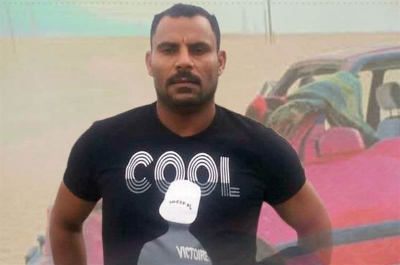 مصرع سائق إثر انقلاب مركبته في الطريق الدولي بمأرب