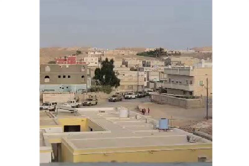 حضرموت.. انتشار أمني مكثف شرق مدينة الشحر يثير قلق السكان