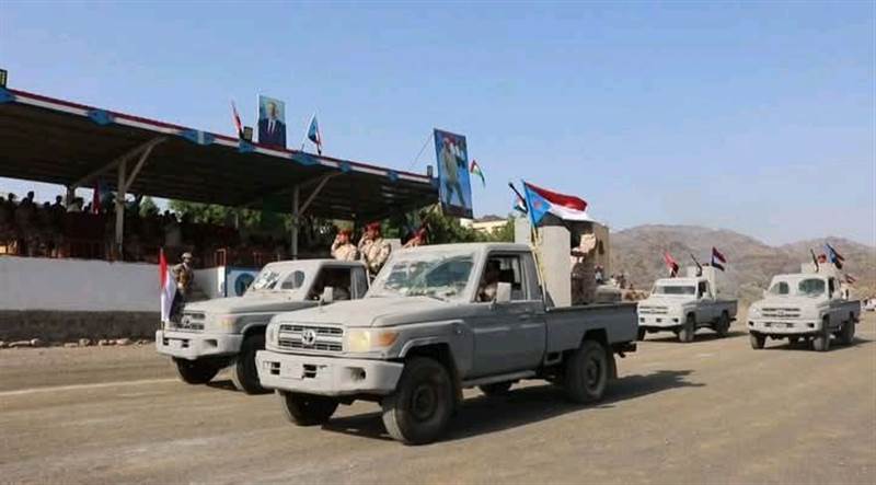 وزير الدفاع اليمني يؤدي التحية أمام علم الانفصال في عرض عسكري بردفان