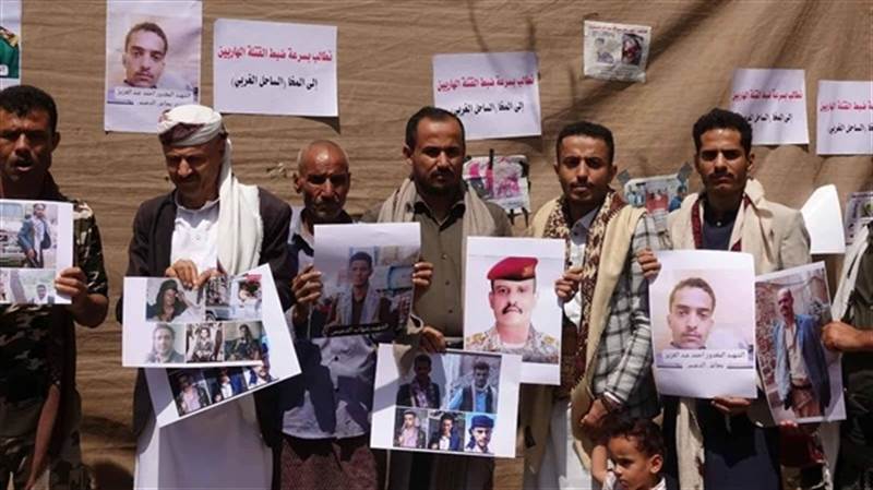 تعز: أهالي ضحايا الاغتيالات يحتجون للمطالبة بضبط متهمين فارين إلى المخا