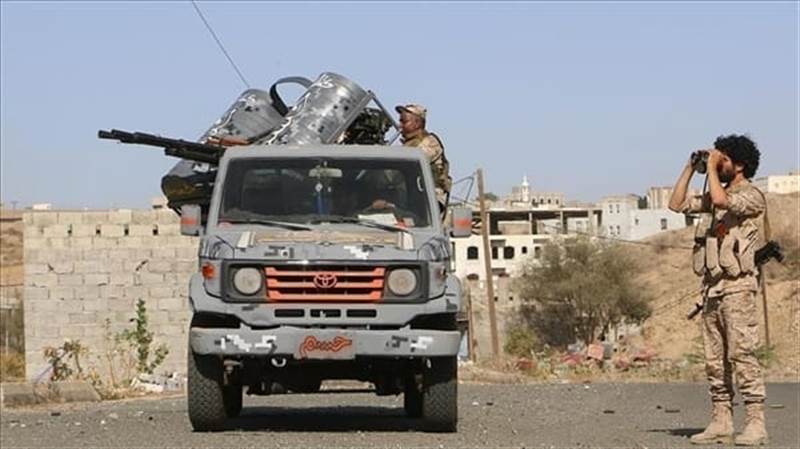 معارك عنيفة تهز شرق تعز فجراً بين القوات الحكومية والحوثيين