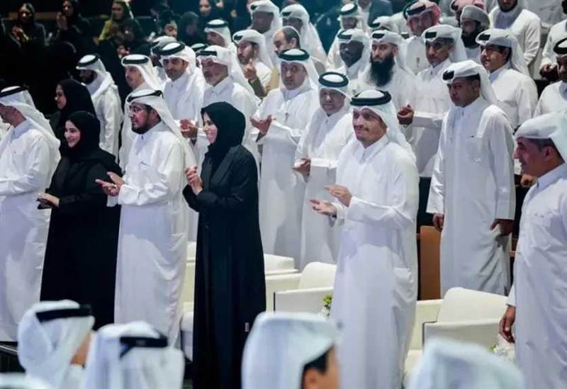 المعلم المثالي على مستوى قطر ...قطر تكرم معلماً يمنياً.. وفي وطنه بدون راتب وحياة كريمة (فيديو)