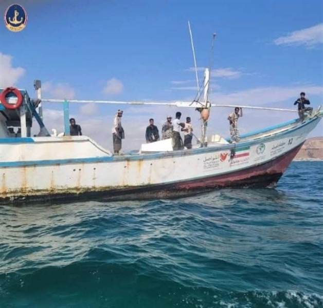 بعد فرار طاقمه.. قوات خفر السواحل في شبوة تضبط قاربًا عبريًا في ظروف غامضة