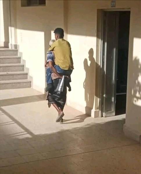 صورة أب يمني يحمل ابنه المعاق يوميًا إلى الجامعة تهزّ مشاعر اليمنيين وتتحول إلى رمز للوفاء والإصرار