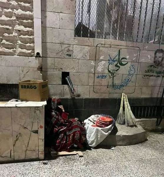 في زمن ميليشيات الحوثي.. الفقر يطحن اليمنيين وامرأة تكافح بلقمة الخبز أمام "الكميم" بصنعاء