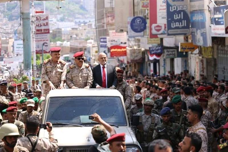 استعراض عسكري مهيب في تعز بحضور وزير الدفاع وسط تحركات حوثية مريبة ( صور)