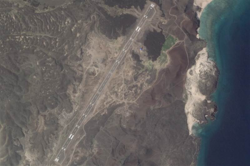 صور الأقمار الصناعية تكشف عن بناء مهبط طائرات في جزيرة زقر: ماذا وراء هذه القاعدة العسكرية؟