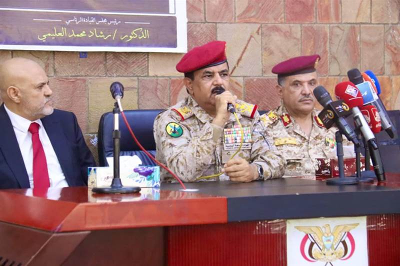 في اجتماع موسع.. وزير الدفاع يؤكد على توحيد الصفوف وتعزيز الجاهزية القتالية في تعز