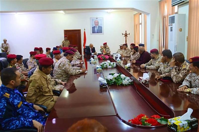 وزير الدفاع يشيد بإنجازات الأجهزة الأمنية في تعز