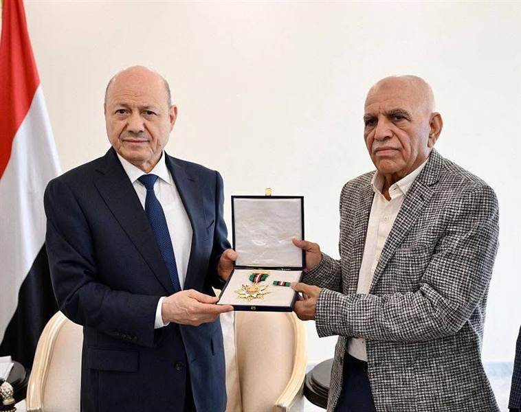 رئيس مجلس القيادة يمنح الشهيدة افتهان المشهري وسام الواجب تقديراً لتضحياتها في الخدمة العامة