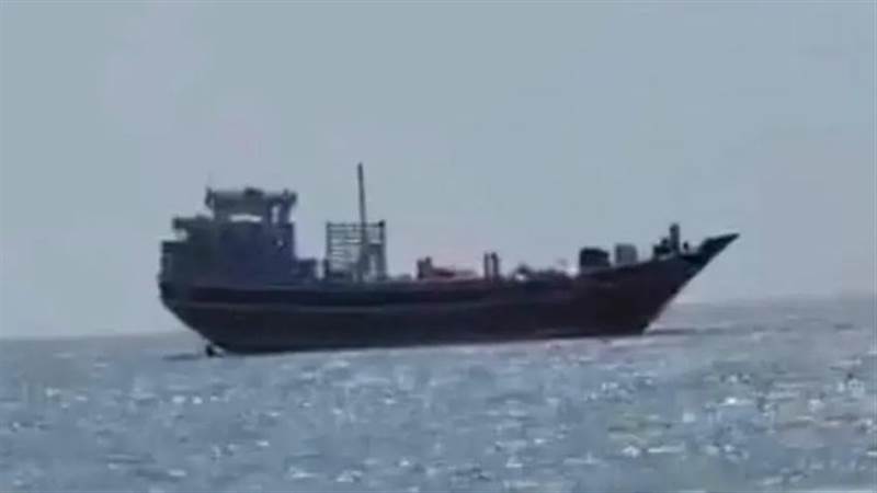 شاهد : ضبط سفينة إيرانية محملة بالأسلحة والمنتجات الإيرانية في المياه الإقليمية اليمنية (فيديو)