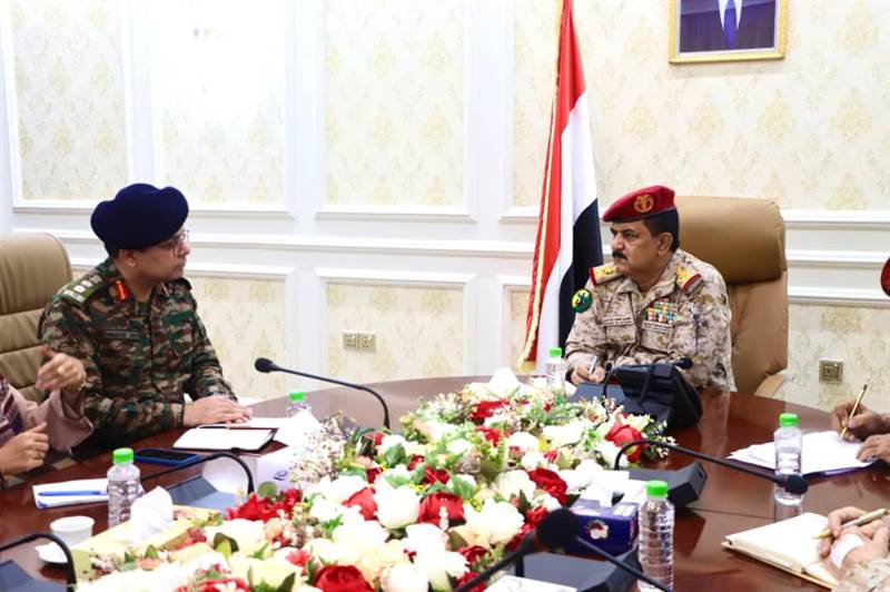 وزير الدفاع اليمني يناقش مع الملحق العسكري الهندي سبل تعزيز التعاون المشترك بين البلدين