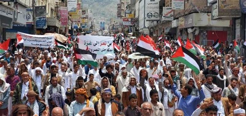 وقفة حاشدة في تعز تطالب بدعم الجيش الوطني واستكمال تحرير المحافظة