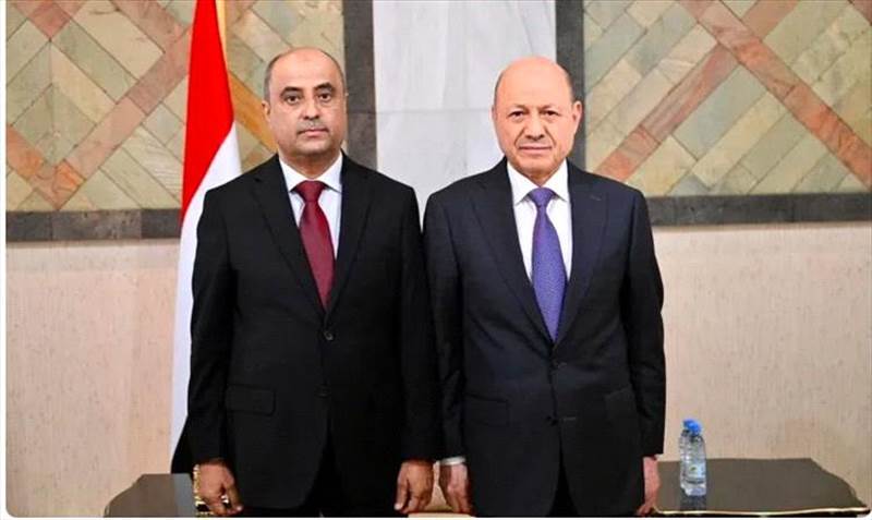 العليمي يغادر عدن بعد اجتماعات حساسة.. وترتيبات حكومية جديدة تلوح في الأفق