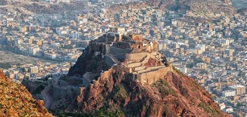 تعز: حادث مروري مروع يودي بحياة شابين ويُصيب ثالث بجروح خطيرة (فيديو)