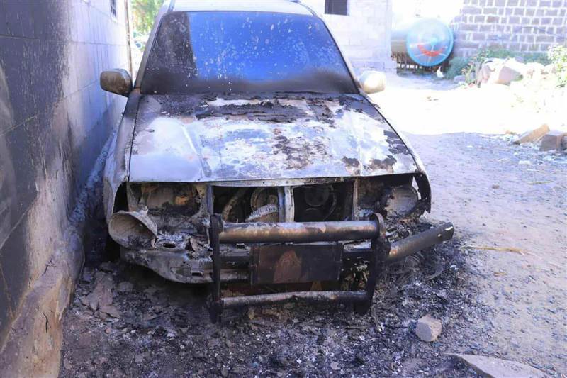 بعد مهاجمة منزله.. مجهولون يضرمون النار في سيارة مواطن في إب