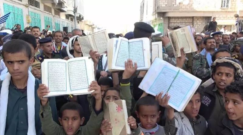 تمجّد قيادة الميليشيا وتقصي الأمة...طبعة قرآنية حوثية تثير غضبًا واسعًا: احتكار للتفسير وإحراق للنسخ القديمة ( صورة)