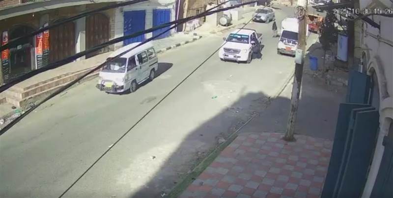 جريمة تهز العاصمة صنعاء.. فيديو يوثق اختطاف طفل من بين أحضان والدته في وضح النهار بعد سحلها وسط الشارع