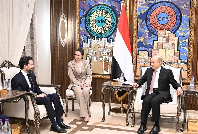 رئيس مجلس القيادة يلتقي القائم بأعمال سفارة الولايات المتحدة