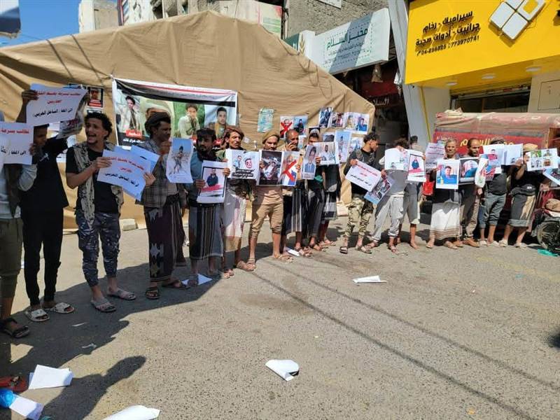 أسر ضحايا في تعز تطالب بتسليم متهمين فارين إلى قوات طارق صالح
