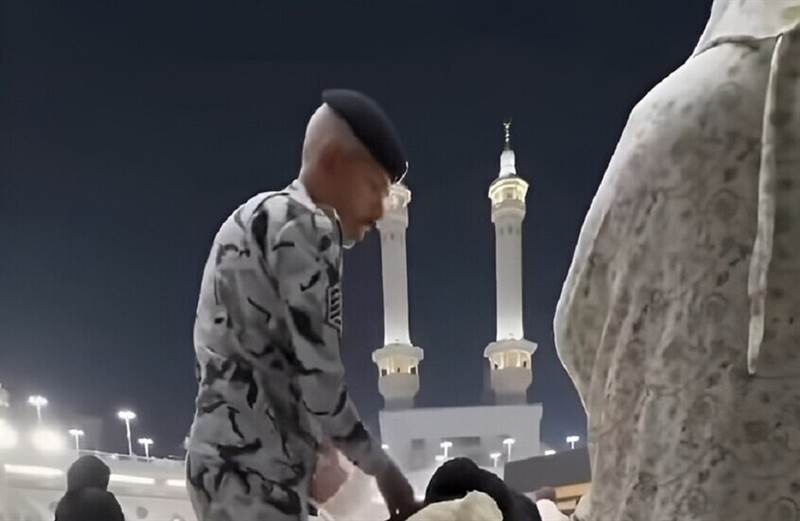 شاهد : فيديو يُشعل الجدل في مصر.. الأمن السعودي يوقف شخصًا ظهر في واقعة مشادة داخل الحرم المكي