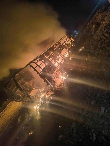مأساة على طريق العرقوب.. مصرع 35 مسافرًا احتراقًا في حادث مروّع لحافلة قادمة من السعودية إلى عدن