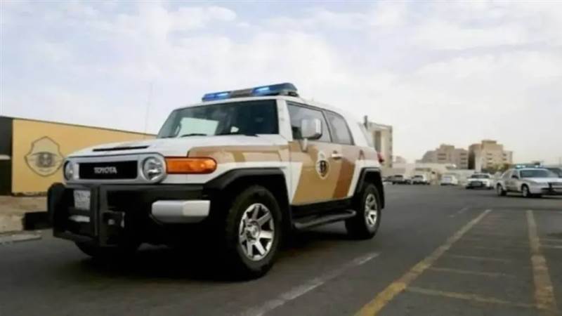 السعودية تضبط يمنياً نقل مخالفين لنظام الحدود في جازان.. وتحذيرات من عقوبات تصل إلى 15 سنة سجناً