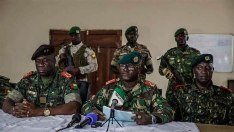 انقلاب عسكري في هذه الدولة.. الجيش يعلن السيطرة الكاملة واحتجاز الرئيس داخل القصر