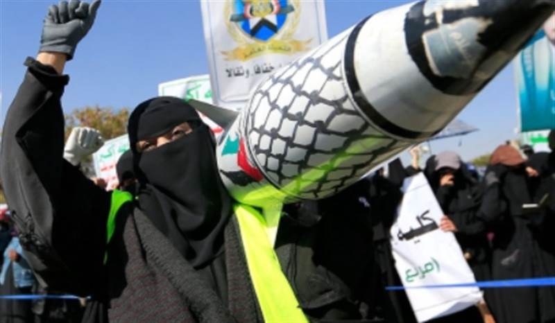 قوة حوثية تقتحم منزلًا في صنعاء بمشاركة عناصر “الزينبيات”