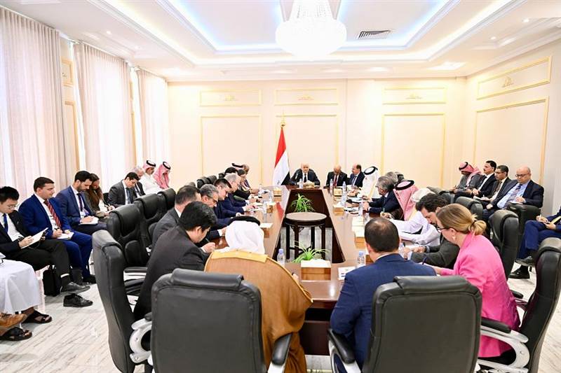 في الوقت الضائع ..العليمي يحذّر من انهيار اقتصادي وتهديد لوحدة اليمن: إجراءات الانتقالي تقوّض الشرعية وتفجّر التوتر في الشرق