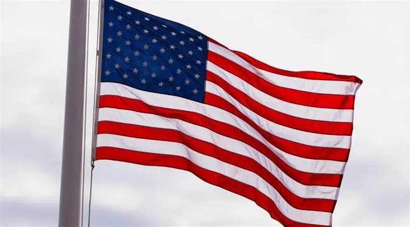 واشنطن تتحرك دبلوماسياً… لقاء عاجل بين العليمي ومسؤول أمريكي وسط تصاعد التوتر في حضرموت والمهرة